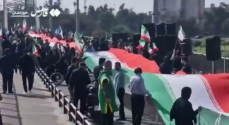 Іранці створюють «живі щити» на мостах та біля електростанцій (відео) Іранці створюють «живі щити» на мостах та біля електростанцій (відео)