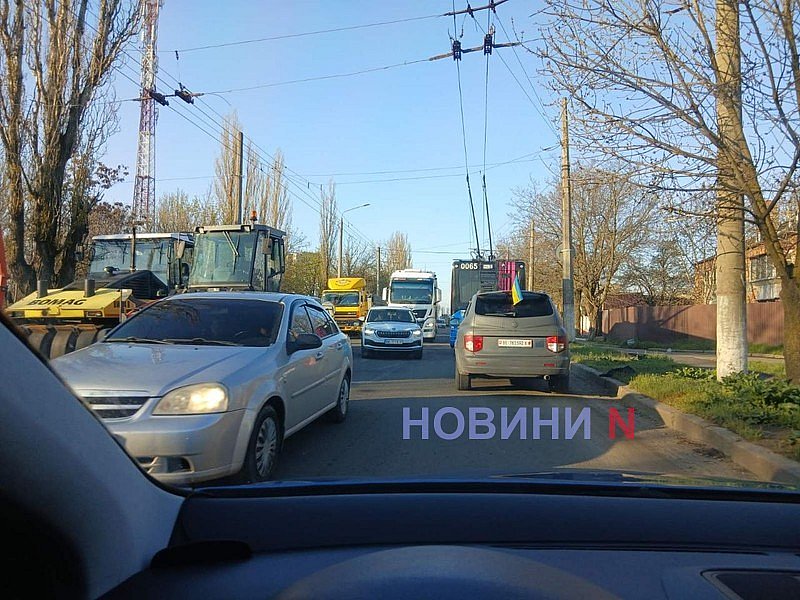 В Николаеве автомобильный затор: в рабочую перевозку делают дорогу В Николаеве автомобильный затор: в рабочую перевозку делают дорогу
