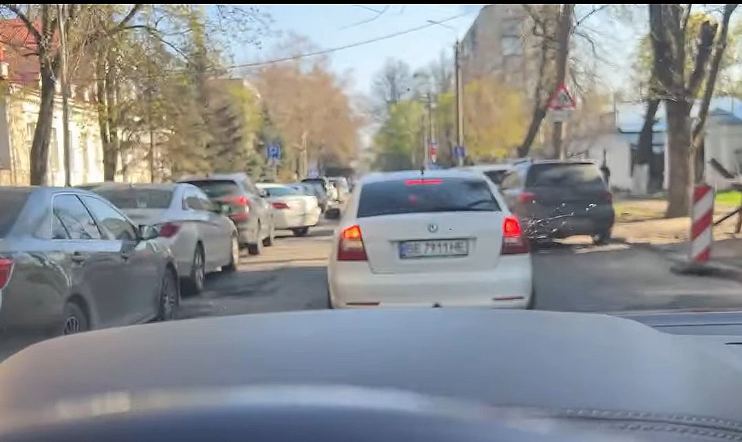 У центрі Миколаєва автомобільний затор: перекрито вул. Спаську (відео) У центрі Миколаєва автомобільний затор: перекрито вул. Спаську (відео)