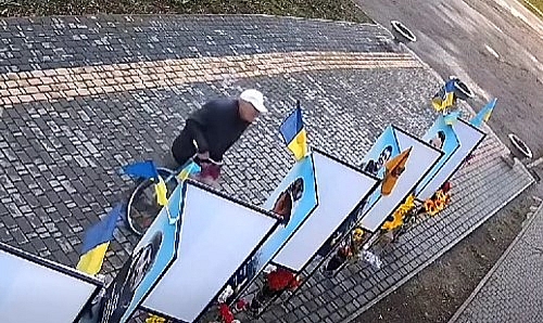 Мужчина сорвал флаг с фотографии погибшего бойца на Аллее Славы в Черкасской области (видео) Мужчина сорвал флаг с фотографии погибшего бойца на Аллее Славы в Черкасской области (видео)