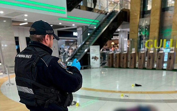 В Киеве мужчина погиб в ТРЦ «Гулливер» после падения с высоты 5 этажа В Киеве мужчина погиб в ТРЦ «Гулливер» после падения с высоты 5 этажа