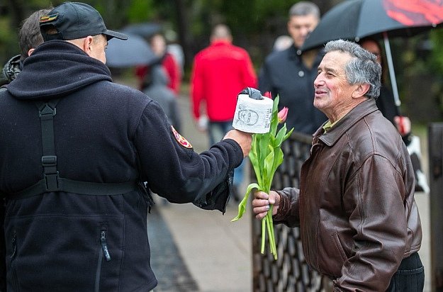 В Вильнюсе 9 мая раздавали туалетную бумагу с портретом Путина В Вильнюсе 9 мая раздавали туалетную бумагу с портретом Путина
