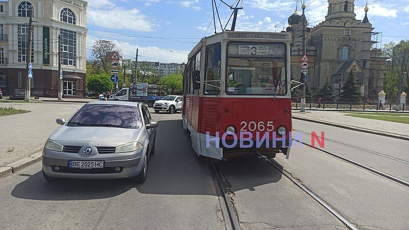ДТП в центре Николаева: перекрыто движение трамваев ДТП в центре Николаева: перекрыто движение трамваев
