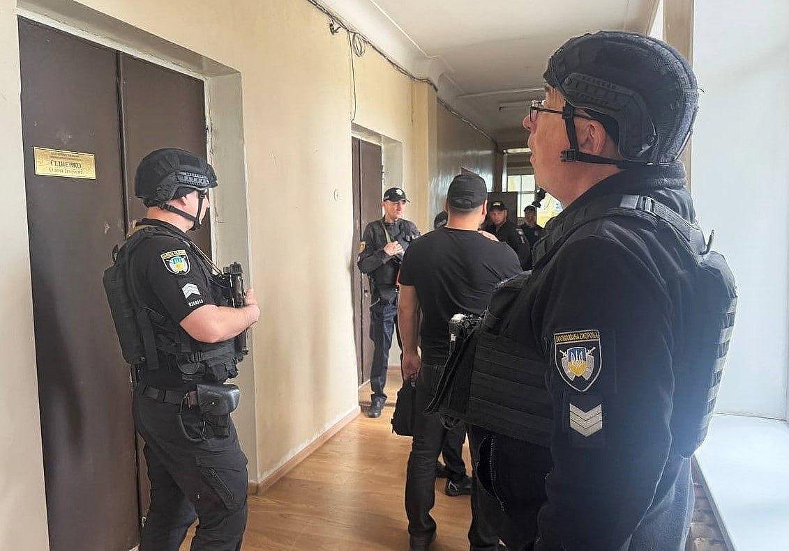 Заступник мера відкрив вогонь у будівлі міськради в Кіровоградській області: є постраждалі (відео) Заступник мера відкрив вогонь у будівлі міськради в Кіровоградській області: є постраждалі (відео)