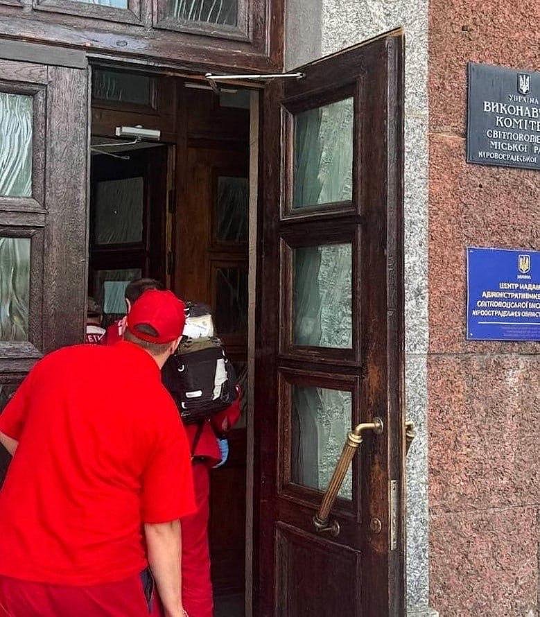 Заступник мера відкрив вогонь у будівлі міськради в Кіровоградській області: є постраждалі (відео) Заступник мера відкрив вогонь у будівлі міськради в Кіровоградській області: є постраждалі (відео)