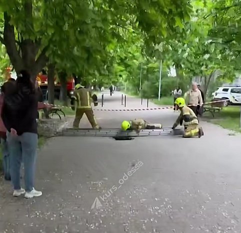 В Одессе ребенок провалился под плитку на пешеходной дорожке В Одессе ребенок провалился под плитку на пешеходной дорожке