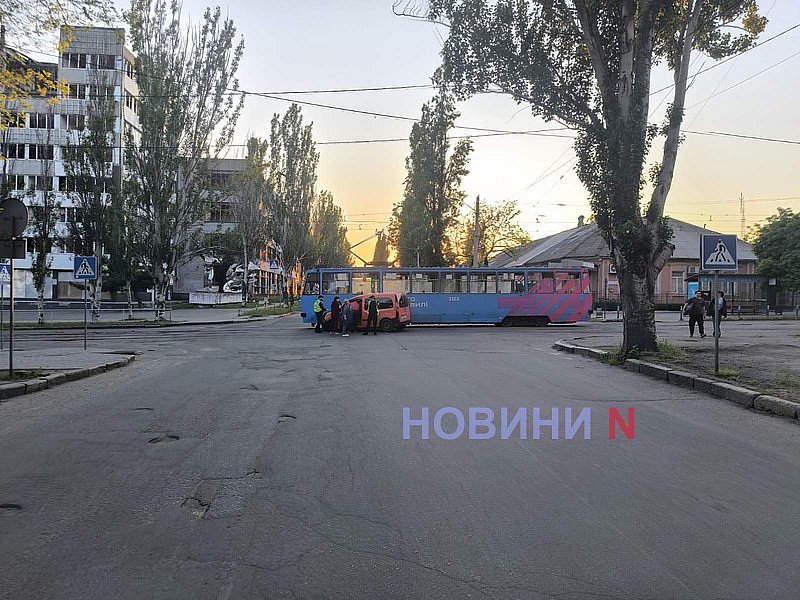 В Николаеве Renault врезался в трамвай (видео) В Николаеве Renault врезался в трамвай (видео)