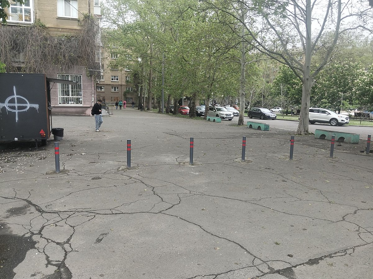 У Миколаєві огородили пішохідну зону біля обласного ПК У Миколаєві огородили пішохідну зону біля обласного ПК