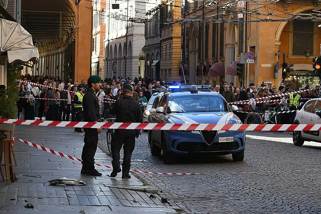 В Италии объяснили, почему водитель специально врезался в толпу людей В Италии объяснили, почему водитель специально врезался в толпу людей