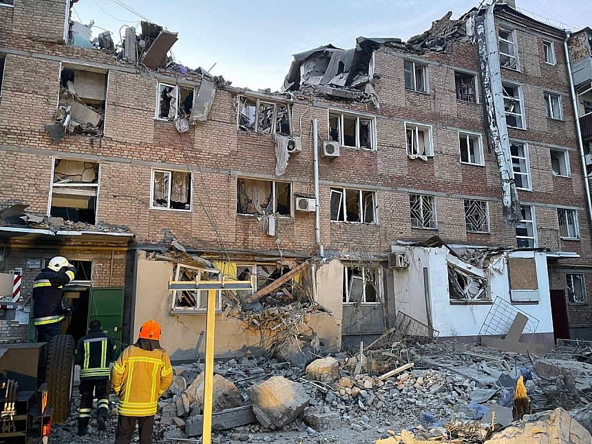 Навел ракетный удар по многоэтажке, где погибли 7 человек: в Николаеве осудили мать и сына Навел ракетный удар по многоэтажке, где погибли 7 человек: в Николаеве осудили мать и сына