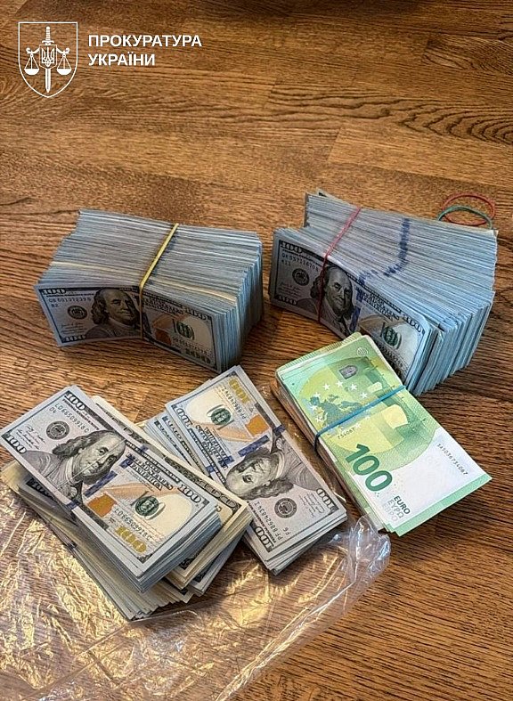 Элитные авто, оружие и более 22 млн наличными: что изъяли у топ-чиновников Нацполиции во время обысков Элитные авто, оружие и более 22 млн наличными: что изъяли у топ-чиновников Нацполиции во время обысков