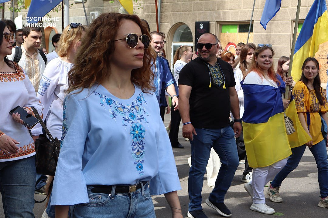 Николаевцы в честь Дня вышиванки создали живой герб Украины Николаевцы в честь Дня вышиванки создали живой герб Украины
