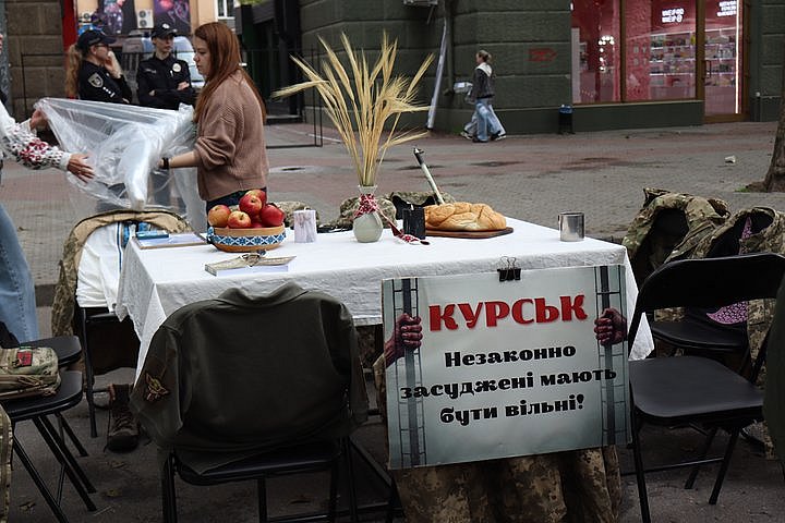 В Николаеве ко Дню вышиванки организовали выставку памяти защитников Украины (фото) В Николаеве ко Дню вышиванки организовали выставку памяти защитников Украины (фото)