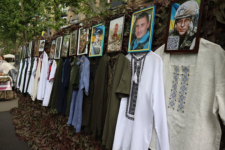 В Николаеве ко Дню вышиванки организовали выставку памяти защитников Украины (фото) В Николаеве ко Дню вышиванки организовали выставку памяти защитников Украины (фото)