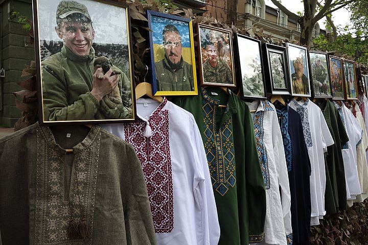 В Николаеве ко Дню вышиванки организовали выставку памяти защитников Украины (фото) В Николаеве ко Дню вышиванки организовали выставку памяти защитников Украины (фото)