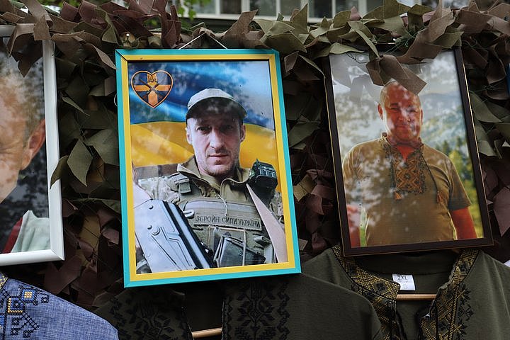 В Николаеве ко Дню вышиванки организовали выставку памяти защитников Украины (фото) В Николаеве ко Дню вышиванки организовали выставку памяти защитников Украины (фото)