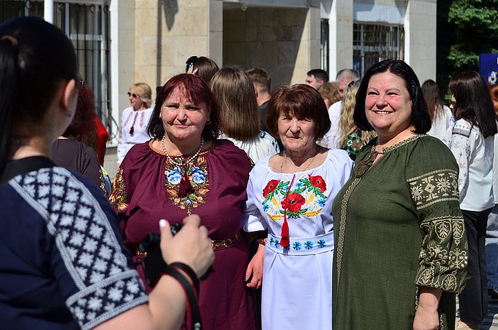Минута молчания с зайцем: как в Южноукраинске прошёл День вышиванки (фоторепортаж) Минута молчания с зайцем: как в Южноукраинске прошёл День вышиванки (фоторепортаж)
