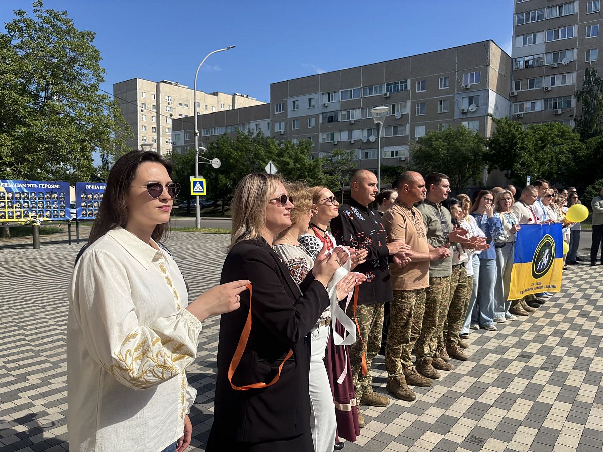 Минута молчания с зайцем: как в Южноукраинске прошёл День вышиванки (фоторепортаж) Минута молчания с зайцем: как в Южноукраинске прошёл День вышиванки (фоторепортаж)