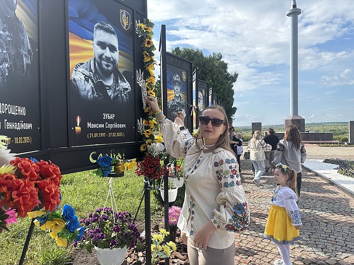 Минута молчания с зайцем: как в Южноукраинске прошёл День вышиванки (фоторепортаж) Минута молчания с зайцем: как в Южноукраинске прошёл День вышиванки (фоторепортаж)