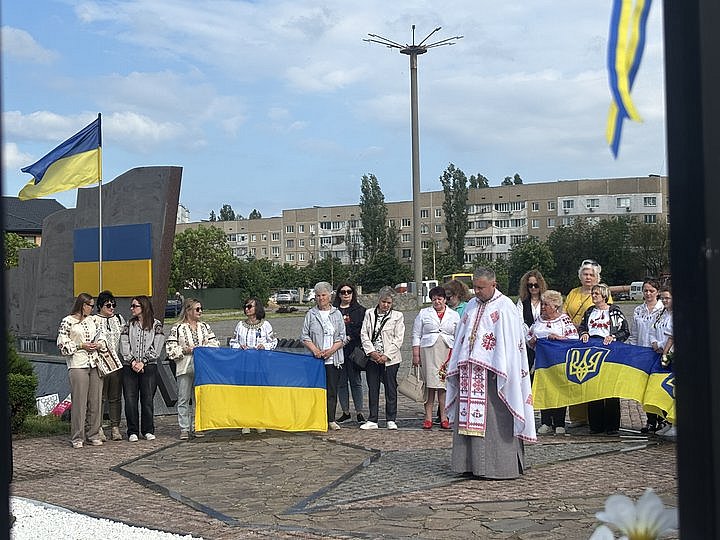 Минута молчания с зайцем: как в Южноукраинске прошёл День вышиванки (фоторепортаж) Минута молчания с зайцем: как в Южноукраинске прошёл День вышиванки (фоторепортаж)