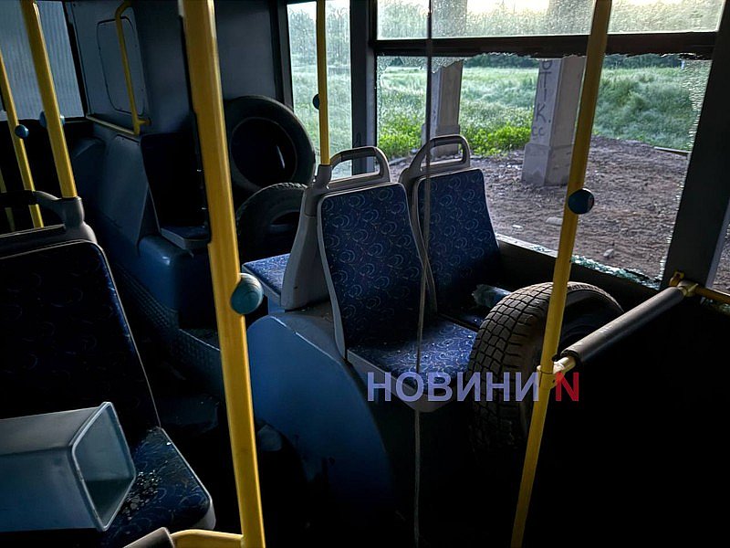 Под мостом в Николаеве год гниет автобус из Германии: салон превратили в ночлежку (фото, видео) Под мостом в Николаеве год гниет автобус из Германии: салон превратили в ночлежку (фото, видео)
