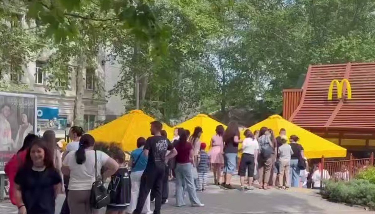 Пятница в Николаеве: у McDonald’s вновь огромная очередь (видео) Пятница в Николаеве: у McDonald’s вновь огромная очередь (видео)