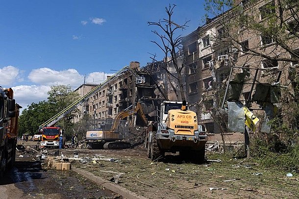 Спасатели более 15 часов ликвидировали последствия комбинированной атаки РФ — Зеленский Спасатели более 15 часов ликвидировали последствия комбинированной атаки РФ — Зеленский
