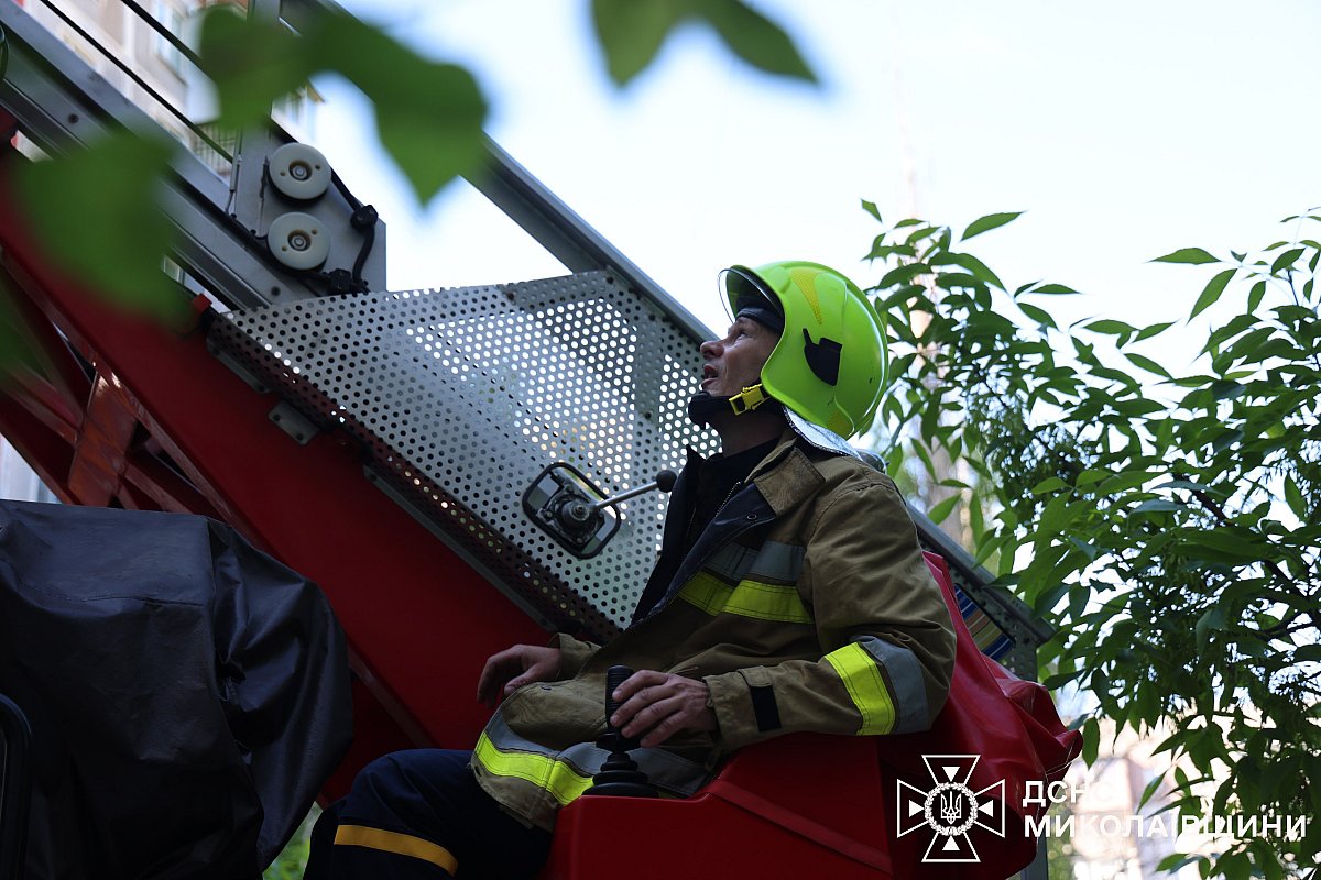 У Миколаєві горів балкон у багатоповерхівці: фото з місця події У Миколаєві горів балкон у багатоповерхівці: фото з місця події