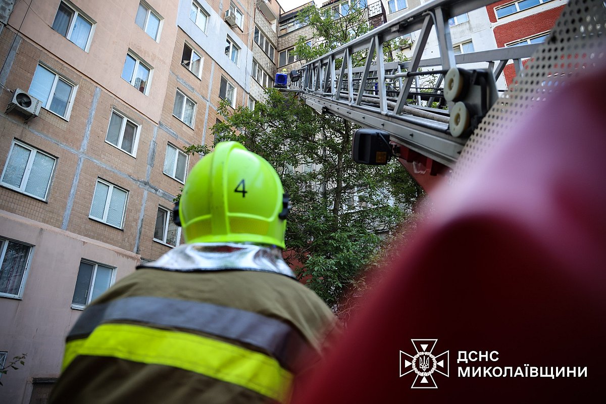 У Миколаєві горів балкон у багатоповерхівці: фото з місця події У Миколаєві горів балкон у багатоповерхівці: фото з місця події