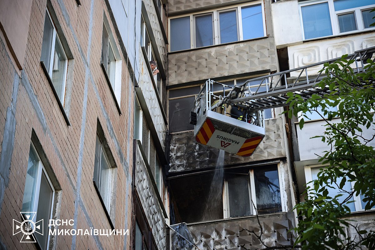 У Миколаєві горів балкон у багатоповерхівці: фото з місця події У Миколаєві горів балкон у багатоповерхівці: фото з місця події