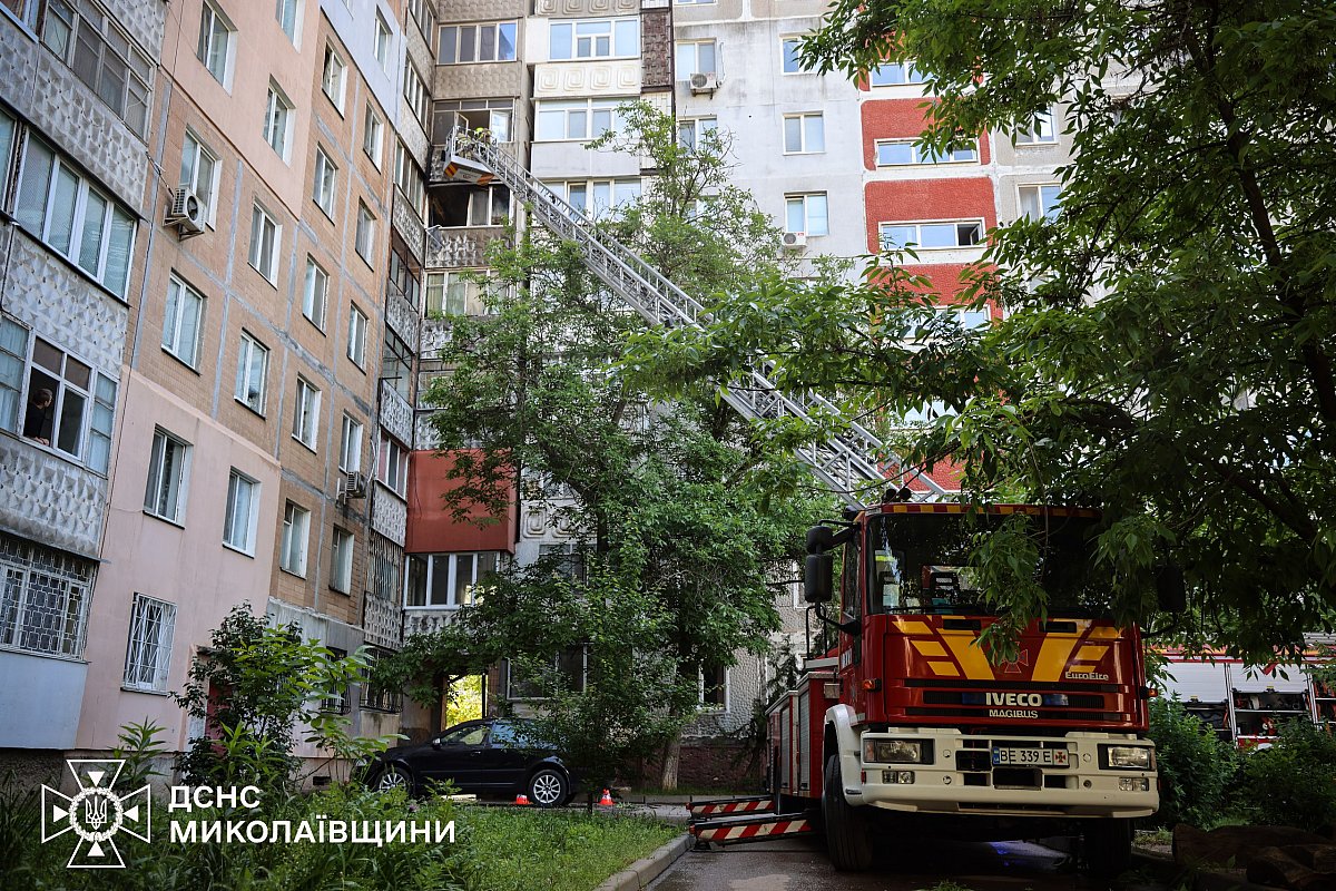 У Миколаєві горів балкон у багатоповерхівці: фото з місця події У Миколаєві горів балкон у багатоповерхівці: фото з місця події