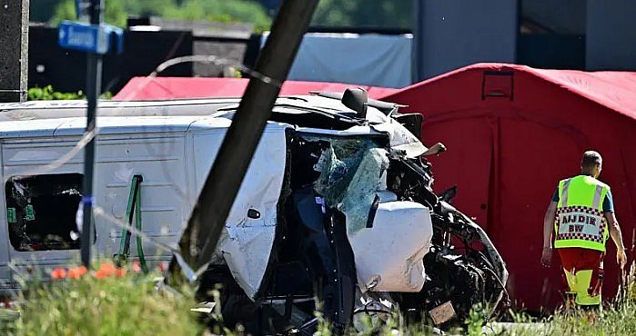 В Бельгии пассажирский поезд столкнулся со школьным автобусом: погибли дети В Бельгии пассажирский поезд столкнулся со школьным автобусом: погибли дети