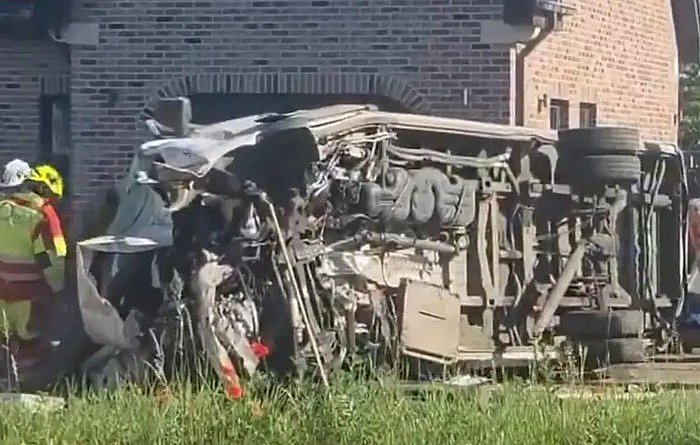 В Бельгии пассажирский поезд столкнулся со школьным автобусом: погибли дети В Бельгии пассажирский поезд столкнулся со школьным автобусом: погибли дети