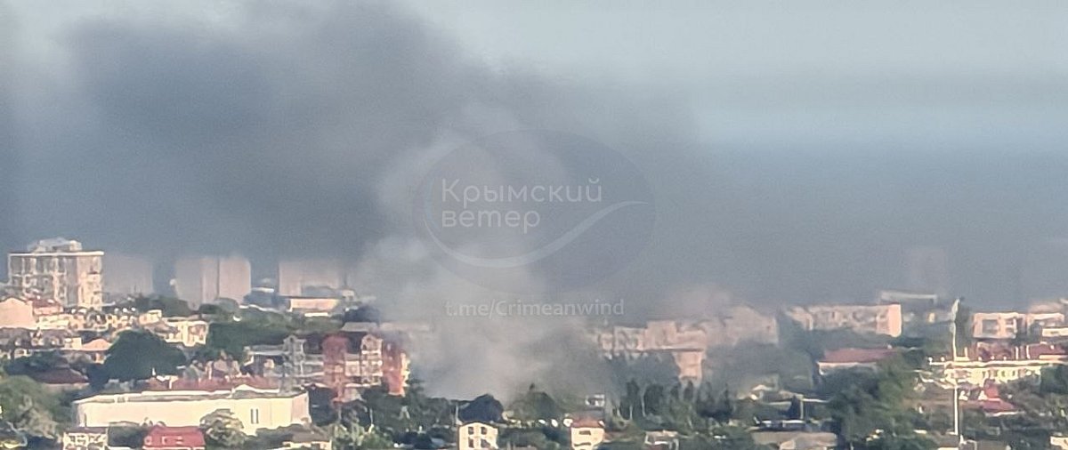 В Крыму ночью прогремели взрывы, в Севастополе вспыхнул масштабный пожар В Крыму ночью прогремели взрывы, в Севастополе вспыхнул масштабный пожар