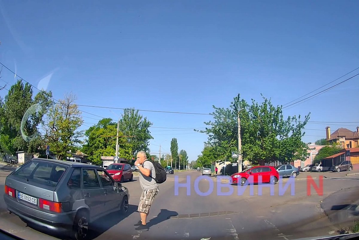 В Николаеве ВАЗ едва не сбил пешехода на переходе - видео момента В Николаеве ВАЗ едва не сбил пешехода на переходе - видео момента