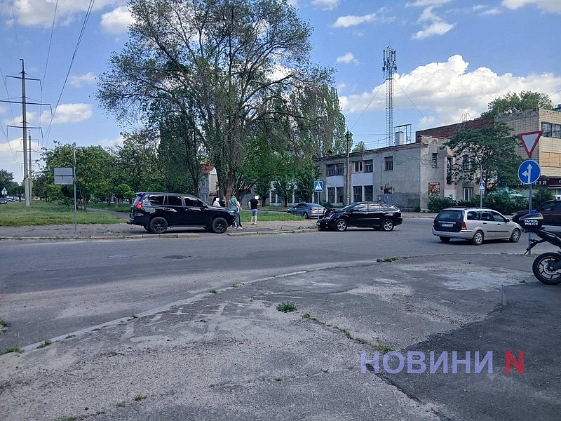 В Николаеве Toyota столкнулась с Lexus и вылетела с дороги В Николаеве Toyota столкнулась с Lexus и вылетела с дороги