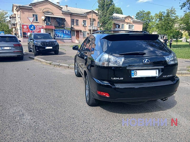В Николаеве Toyota столкнулась с Lexus и вылетела с дороги В Николаеве Toyota столкнулась с Lexus и вылетела с дороги