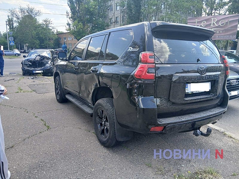 В Николаеве Toyota столкнулась с Lexus и вылетела с дороги В Николаеве Toyota столкнулась с Lexus и вылетела с дороги