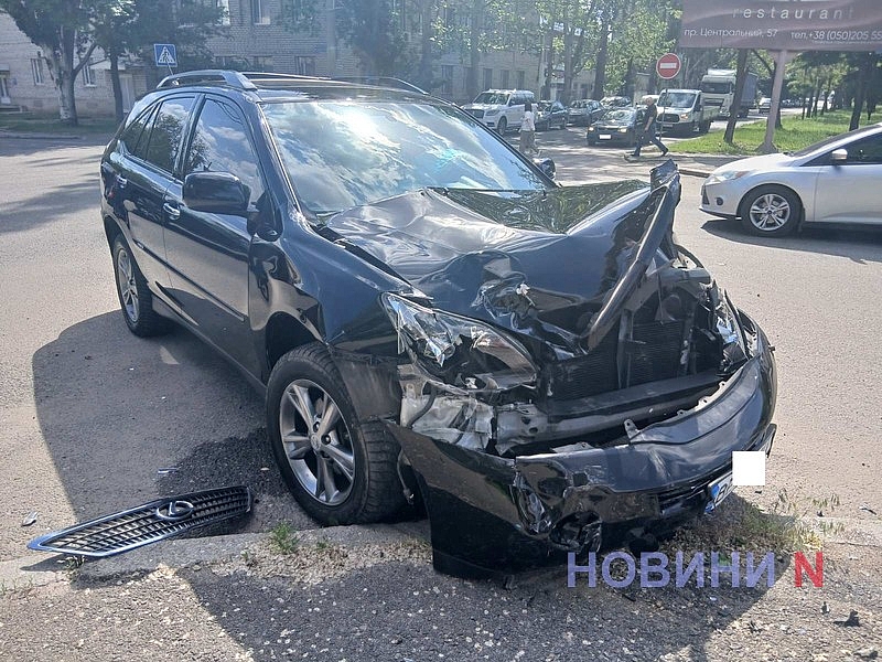 В Николаеве Toyota столкнулась с Lexus и вылетела с дороги В Николаеве Toyota столкнулась с Lexus и вылетела с дороги