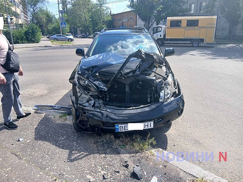 В Николаеве Toyota столкнулась с Lexus и вылетела с дороги В Николаеве Toyota столкнулась с Lexus и вылетела с дороги