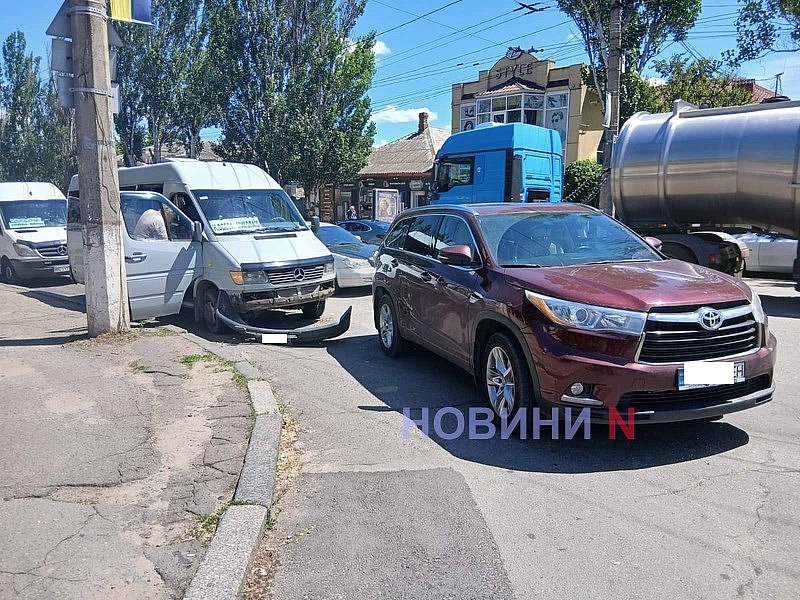 Toyota «підрізала» маршрутку у центрі Миколаєва Toyota «підрізала» маршрутку у центрі Миколаєва