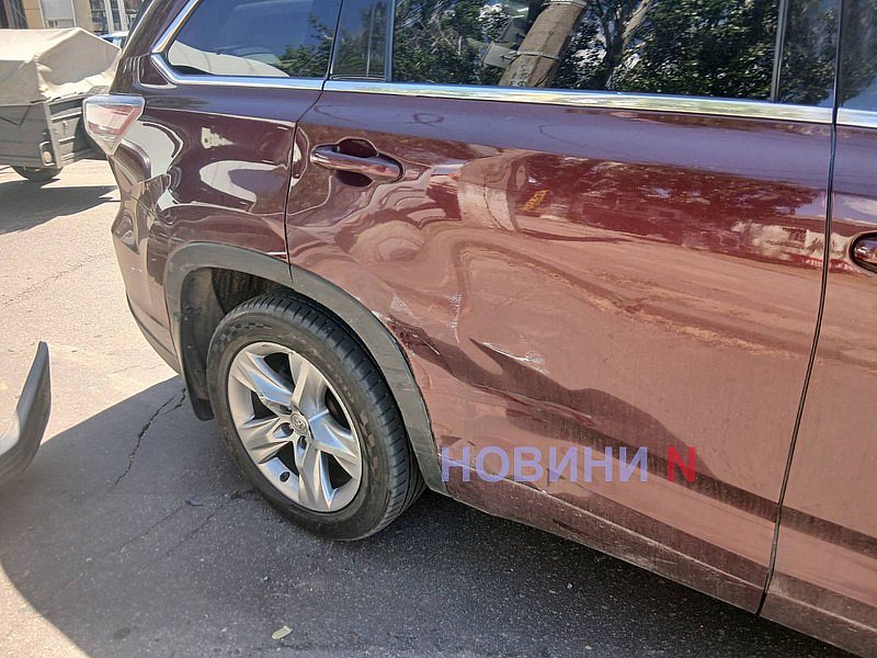 Toyota «підрізала» маршрутку у центрі Миколаєва Toyota «підрізала» маршрутку у центрі Миколаєва