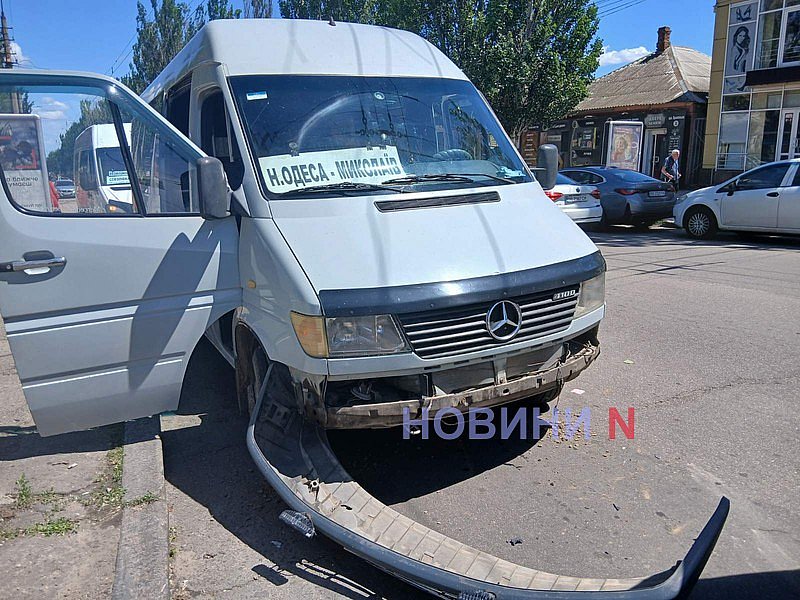 Toyota «підрізала» маршрутку у центрі Миколаєва Toyota «підрізала» маршрутку у центрі Миколаєва