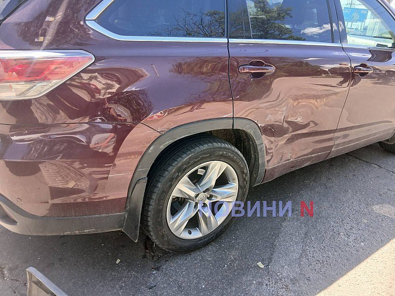 Toyota «підрізала» маршрутку у центрі Миколаєва Toyota «підрізала» маршрутку у центрі Миколаєва