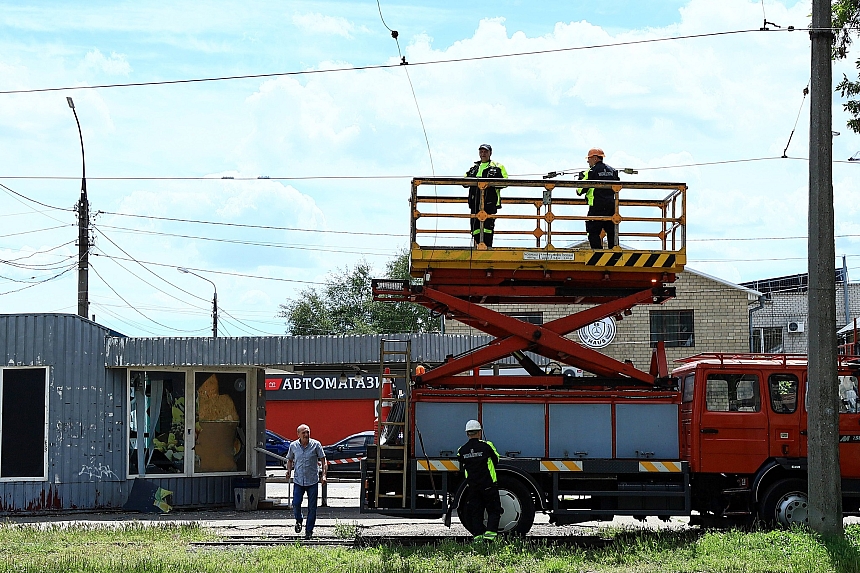 У Миколаєві ліквідовують наслідки ворожого обстрілу (фото, відео) У Миколаєві ліквідовують наслідки ворожого обстрілу (фото, відео)
