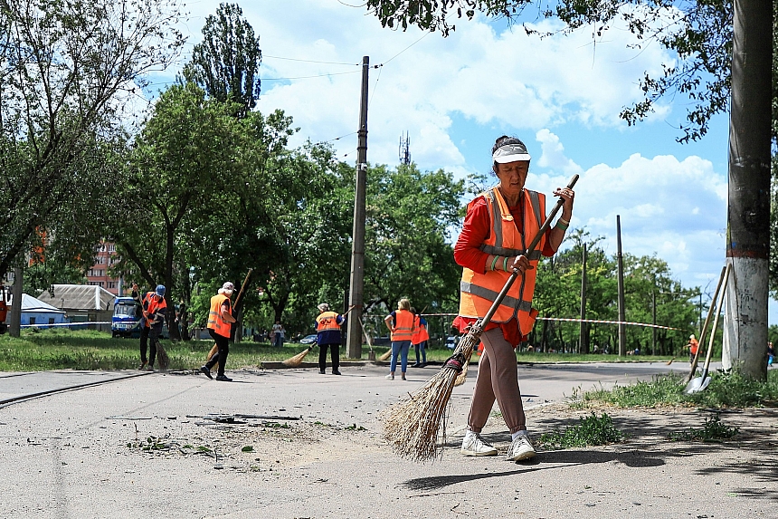 У Миколаєві ліквідовують наслідки ворожого обстрілу (фото, відео) У Миколаєві ліквідовують наслідки ворожого обстрілу (фото, відео)