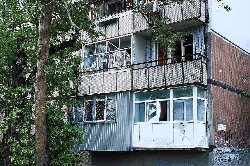 У Миколаєві ліквідовують наслідки ворожого обстрілу (фото, відео) У Миколаєві ліквідовують наслідки ворожого обстрілу (фото, відео)