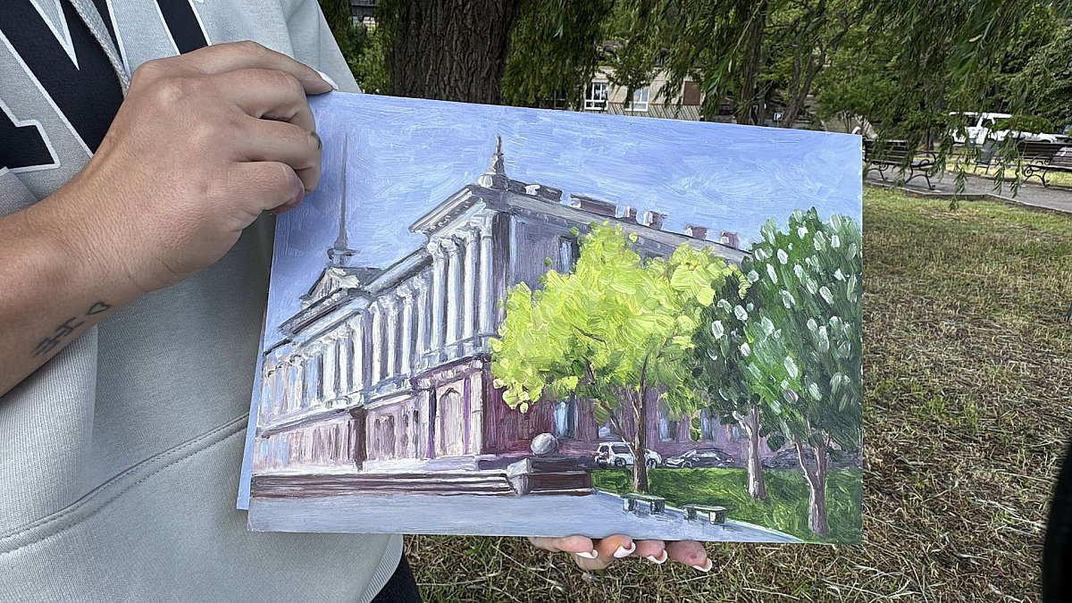 Художницы показали, как каждую неделю на пленэрах рисуют Николаев (видео) Художницы показали, как каждую неделю на пленэрах рисуют Николаев (видео)