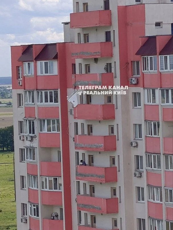 Дрон влучив по житловому будинку під Києвом (фото) Дрон влучив по житловому будинку під Києвом (фото)