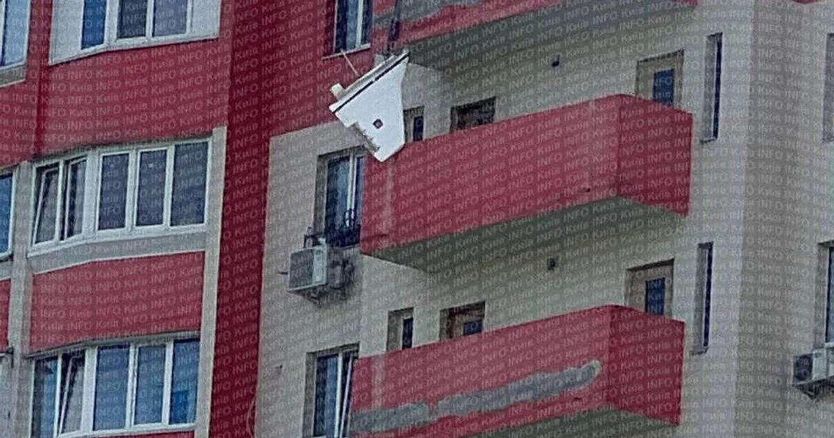 Дрон потрапив до житлового будинку під Києвом (фото) Дрон потрапив до житлового будинку під Києвом (фото)